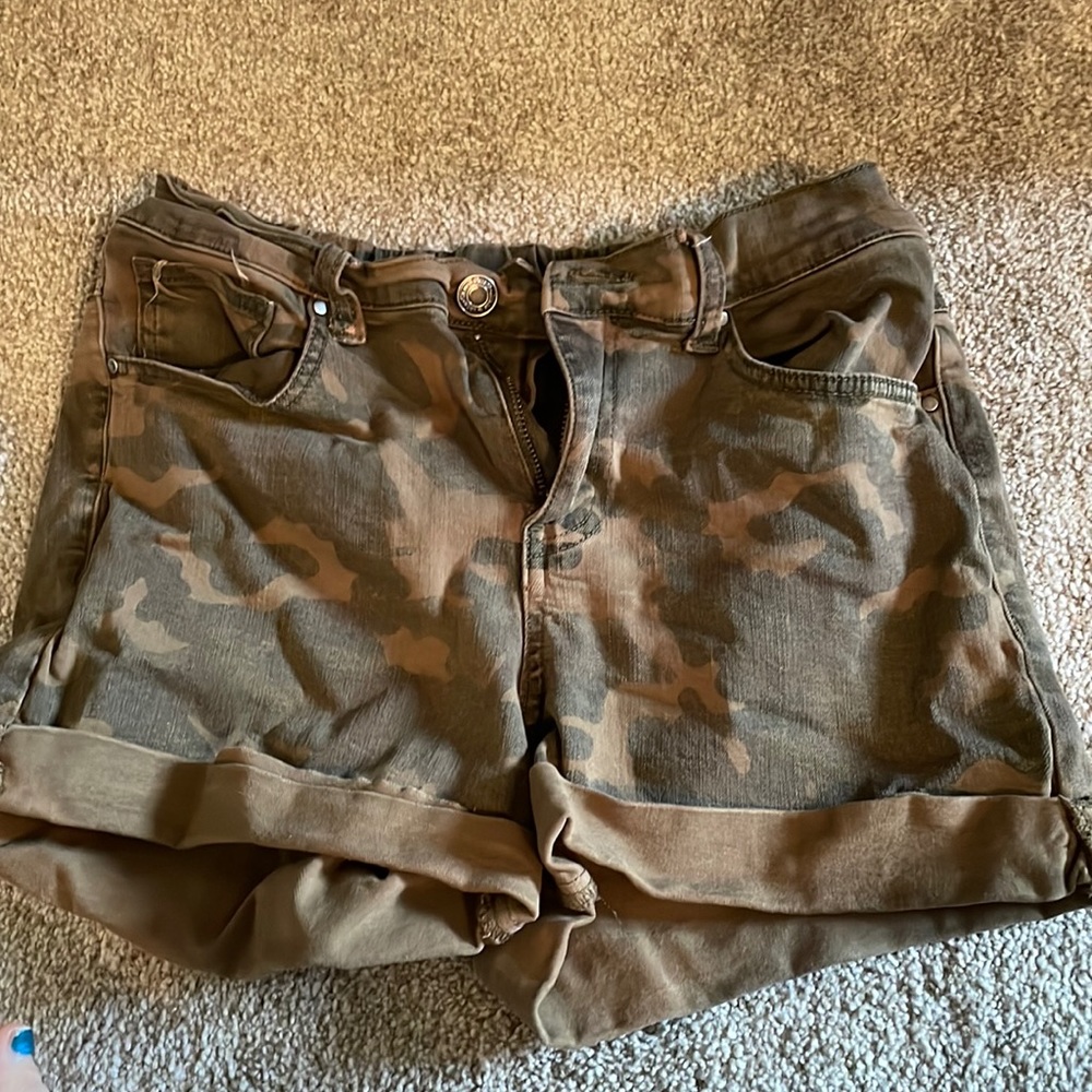 Camo shirts. Elastic waistband with zipper and button